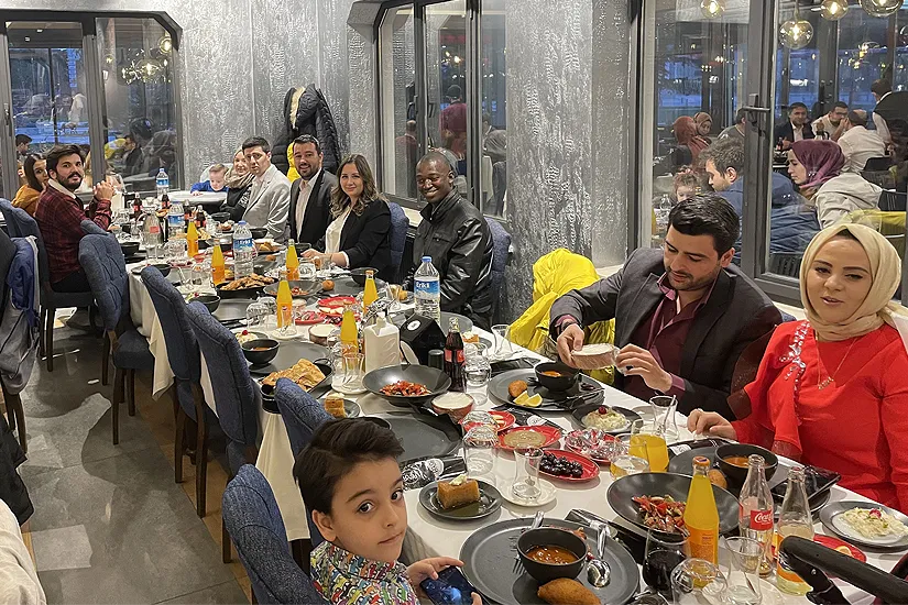 Arnikon Crane a réuni des amis à la table de l'iftar pendant le Ramadan